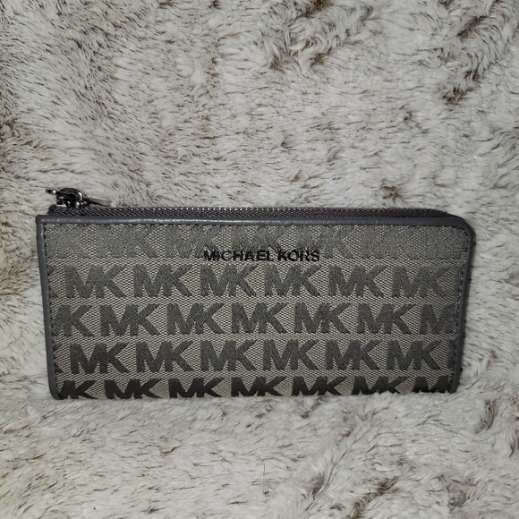 Michael Kors gray bag and matching wallet. - Picture 11 of 16